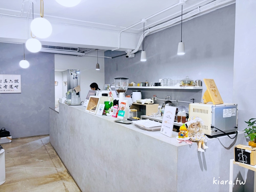【台北咖啡廳推薦】珈啡部 Coffee & Co.｜隱身中山區的極簡工業風，必點「蝸牛毛巾卷」，寵物友善、不限時咖啡廳
